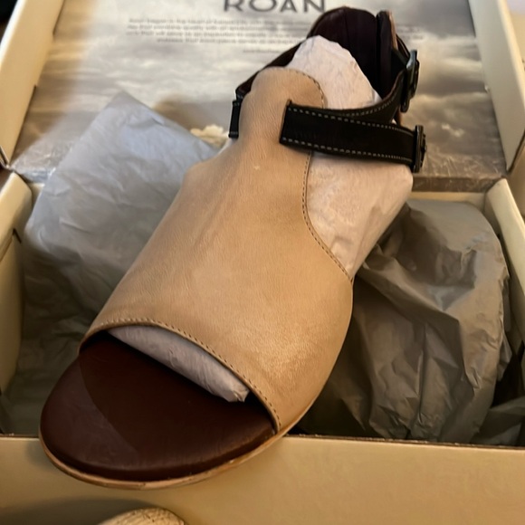 Bed Stu Tan and Black Women's Sandals - Picture 6 of 9